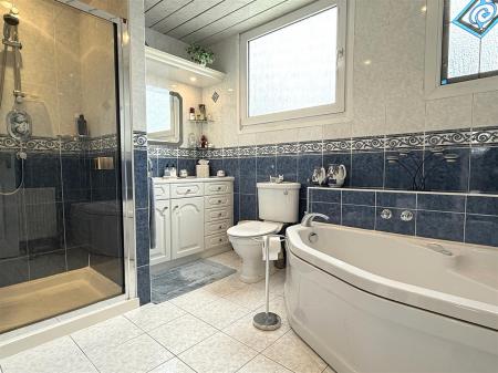 BATHROOM/WC