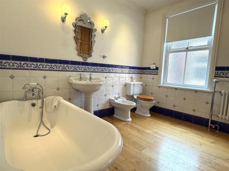 BATHROOM/WC