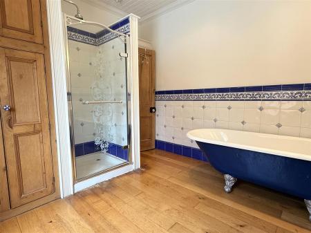 BATHROOM/WC