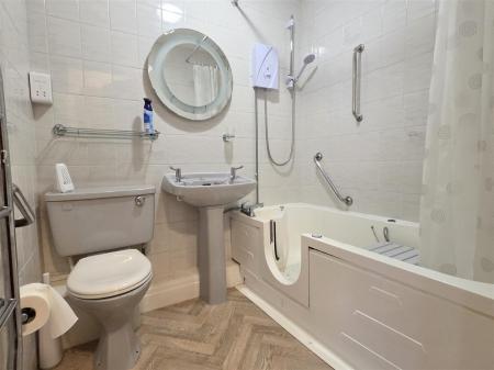 BATHROOM/WC