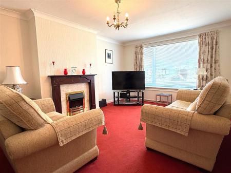 LOUNGE WITH DINING AREA