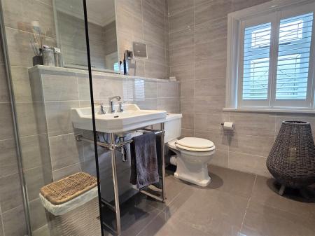 SHOWER ROOM/WC