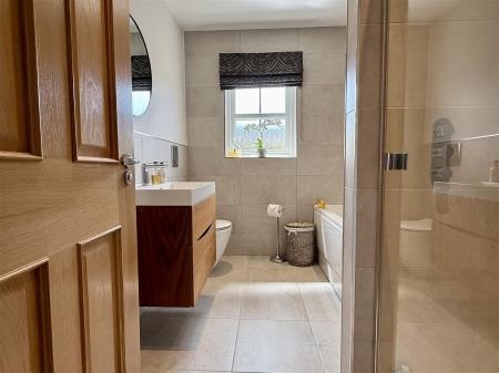 BATHROOM/WC