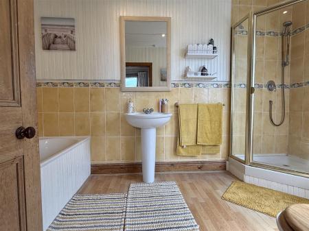 EN SUITE BATHROOM/WC