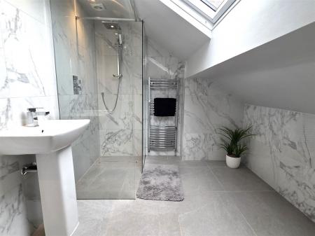 SHOWER ROOM/WC