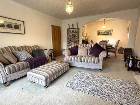LOUNGE WITH DINING AREA