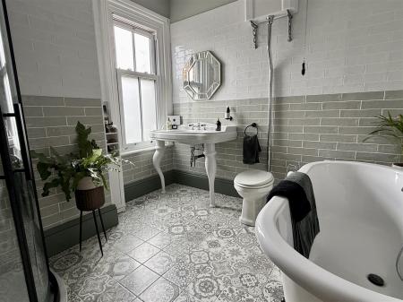 BATHROOM/WC
