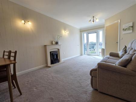 LOUNGE WITH DINING AREA