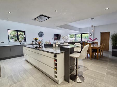 OPEN PLAN LIVING/DINING KITCHEN