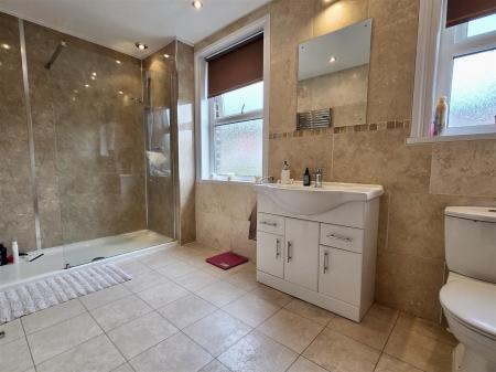 SHOWER ROOM/WC