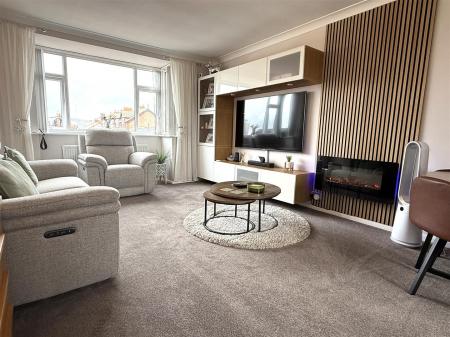 LOUNGE WITH DINING AREA