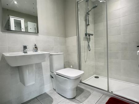EN SUITE SHOWER ROOM/WC