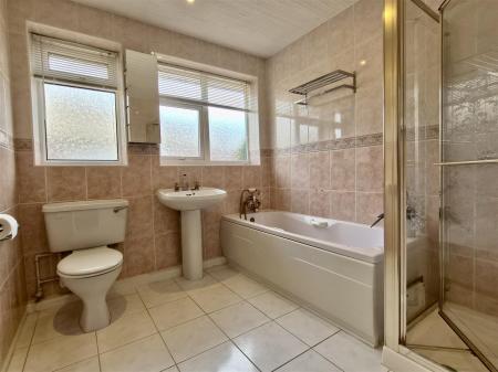 BATHROOM/WC
