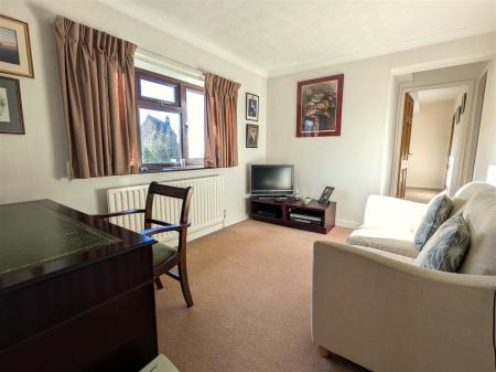 FIRST FLOOR LANDING/READING AREA