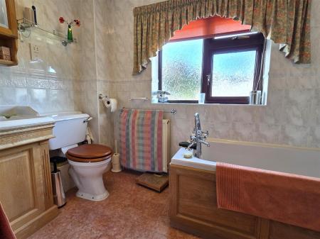 BATHROOM/WC