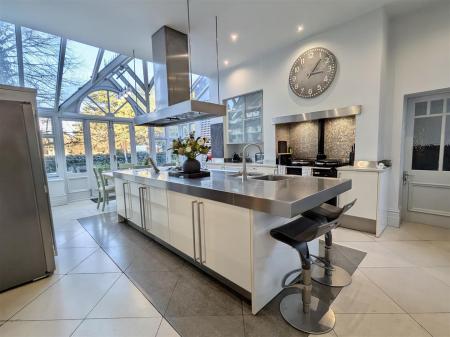 FAMILY DINING KITCHEN
