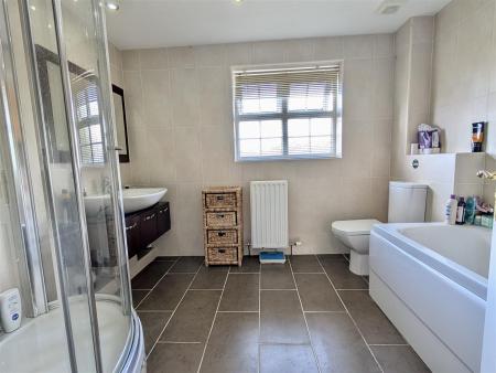 EN SUITE BATHROOM/WC