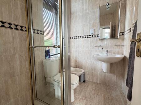 EN SUITE SHOWER ROOM/WC
