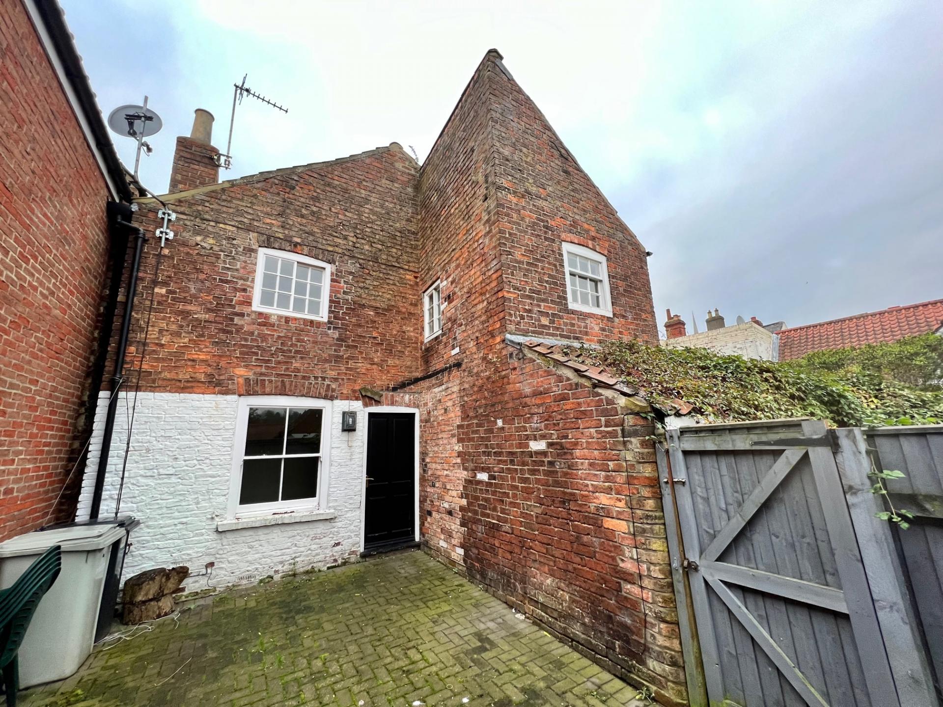 2 bedroom End of Terrace House for sale in LOUTH