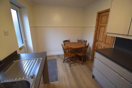 5 Albert Court - kitchen 2.jpg