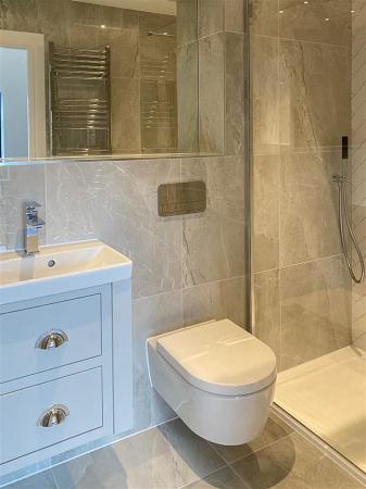 Example of a Saren Homes ensuite-5.jpg