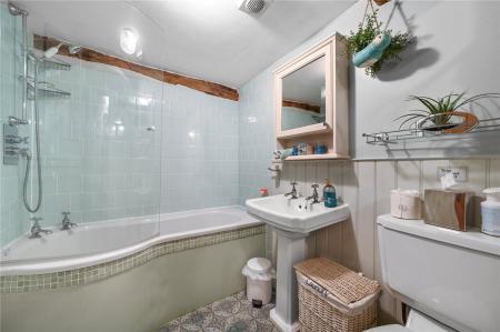 Annexe  1 Bathroom