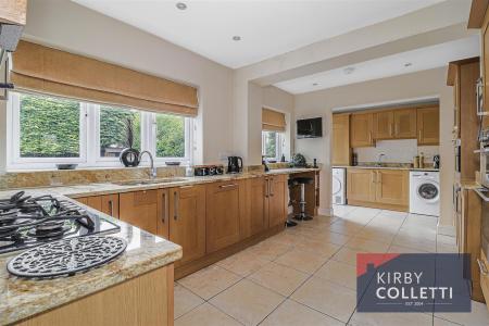 KITCHEN/BREAKFAST ROOM