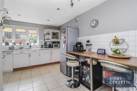 KITCHEN/BREAKFAST ROOM