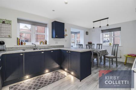 KITCHEN/DINING ROOM