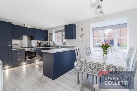 KITCHEN/DINING ROOM