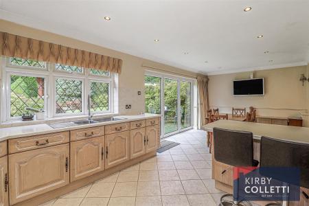 KITCHEN/DINING ROOM