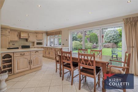 KITCHEN/DINING ROOM