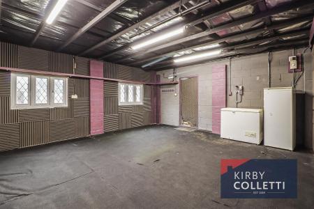 LARGE SOUNDPROOFED GARAGE