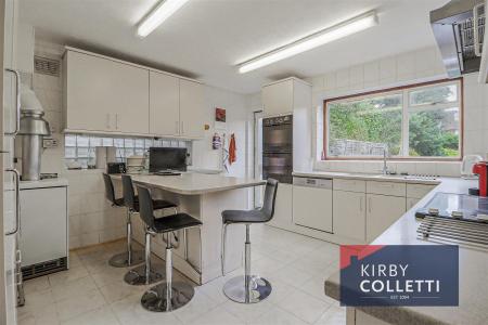 KITCHEN/BREAKFAST ROOM