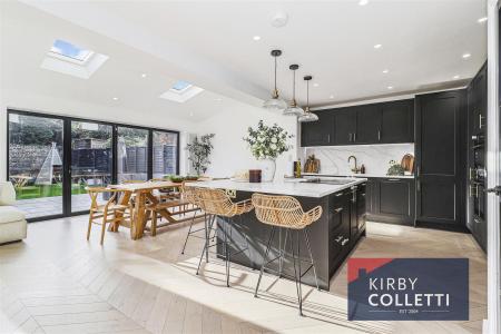 STUNNING KITCHEN/FAMILY ROOM