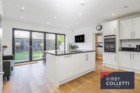 KITCHEN/BREAKFAST ROOM