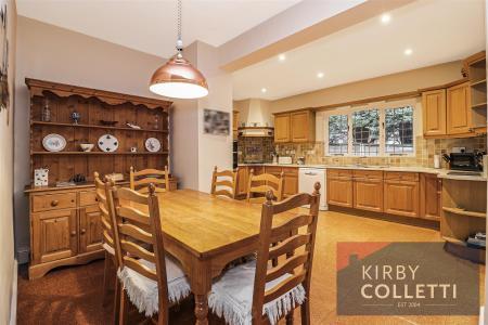 KITCHEN/BREAKFAST ROOM