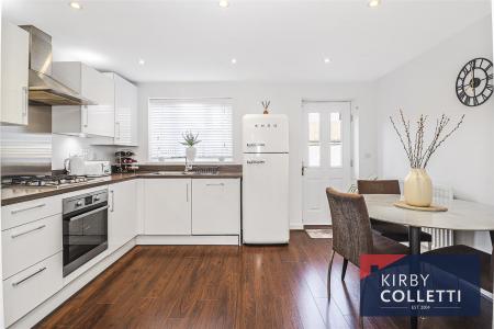 KITCHEN/DINING ROOM