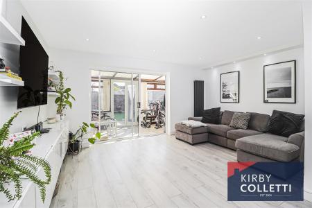 LOUNGE/DINING ROOM