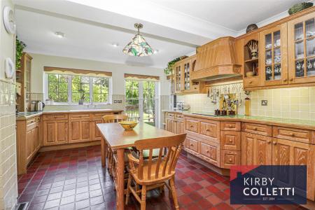 KITCHEN/BREAKFAST ROOM