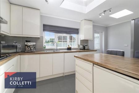 KITCHEN/BREAKFAST ROOM