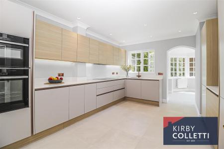 STUNNING KITCHEN