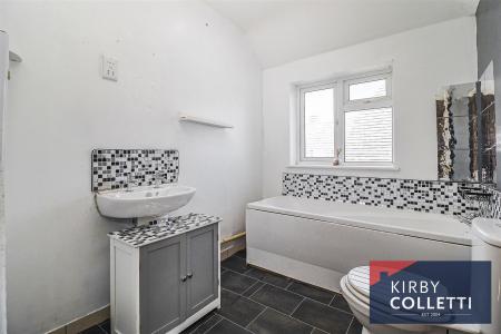 FAMILY BATHROOM