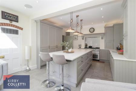KITCHEN/BREAKFAST ROOM