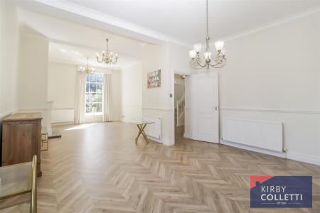 LOUNGE/DINING ROOM