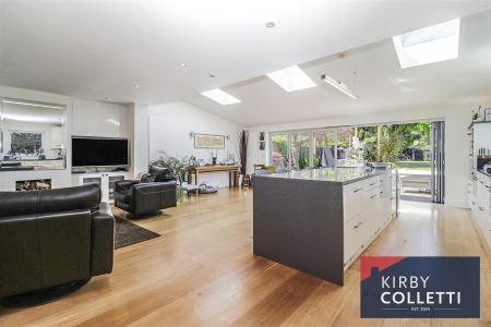 KITCHEN/FAMILY ROOM