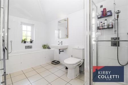 FAMILY BATH/SHOWER ROOM