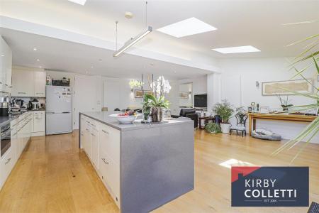 KITCHEN/FAMILY ROOM