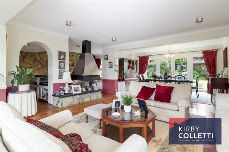 LOUNGE/DINING ROOM