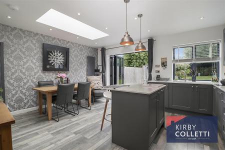 KITCHEN/DINING ROOM